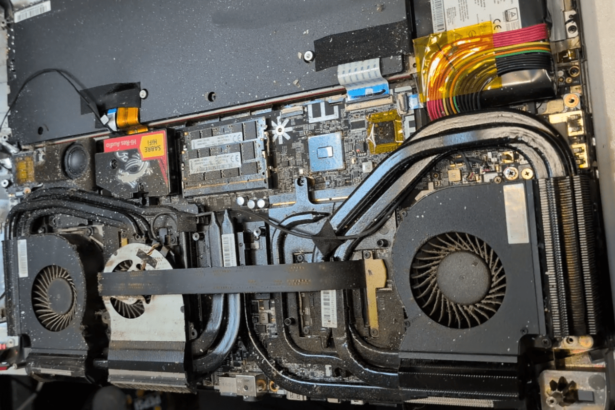 Curatare de praf laptop de Gaming