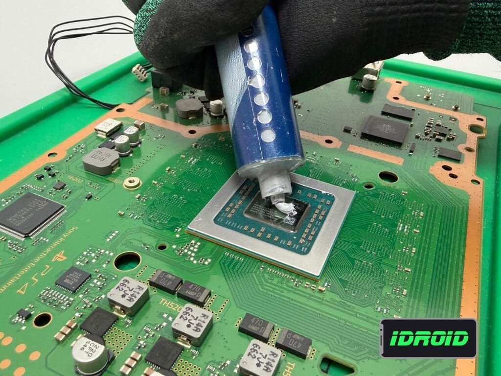 Sună ca un avion - află de ce face zgomot PS4 și ce soluții avem? 4 inlocuire-pasta-termo